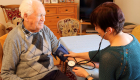 Betreutes Wohnen - Hausleitung Frau Lochner beim Blutdruck messen